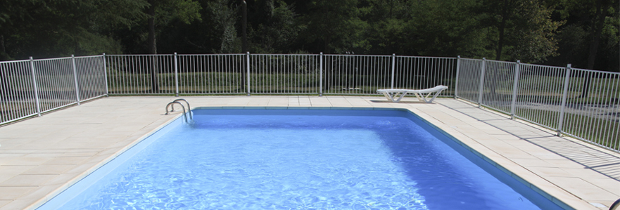 piscine avec une clôture