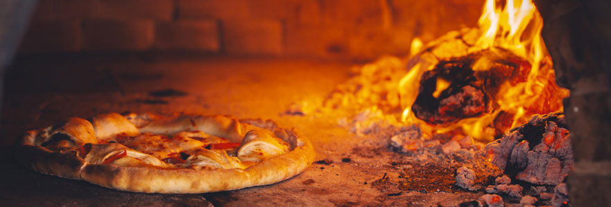 Préparer des pizzas au feu de bois